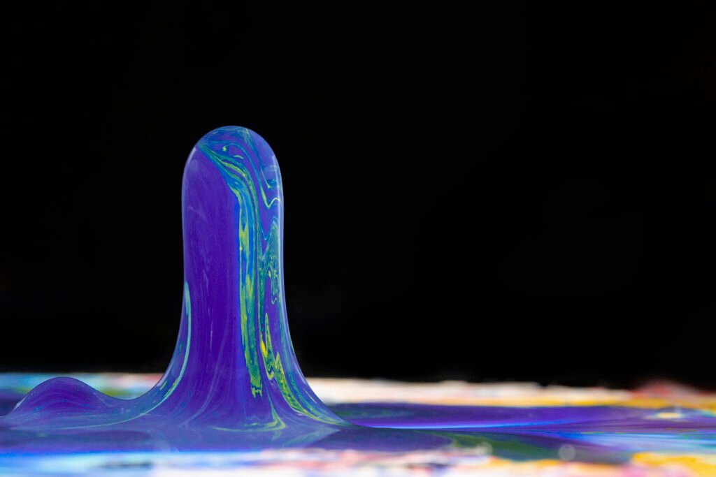 Forma abstrata líquida em movimento, simbolizando adaptação e transformação constante no branding.